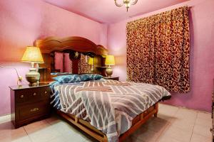 a bedroom with a bed and a large mirror at Equipped house in Santa Monica 2nd Section, Qro in Adjuntas