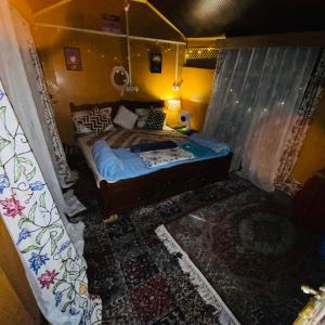 an overhead view of a bedroom with a bed at Houseboat Blackpearl in Srinagar