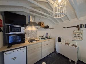 a kitchen with a counter with a microwave at Quinta da Atafona in Ribeirinha