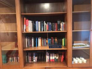 a book shelf filled with lots of books at Casa Pepe La Granda in Trasona