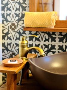 a kitchen counter with a sink and a bowl at Apartamento Centro de Pirenópolis Goiás in Pirenópolis +82 photos