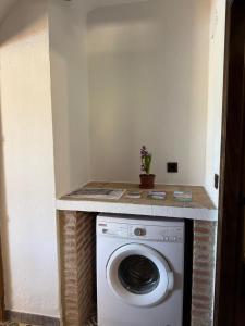 a washing machine in a room with a counter at Cortijo El Nevazo II in Fuentes de Cesna
