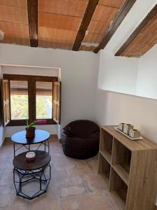 a living room with a table and a chair at Cortijo El Nevazo II in Fuentes de Cesna