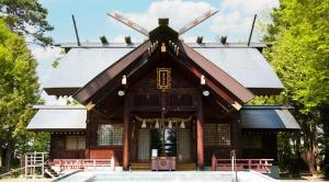 a large wooden building with birds on the roof at ライフメゾン D LifeMeson in Kami-furano