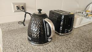 a black tea kettle and a toaster on a counter at Departamento Centro Osorno in Osorno