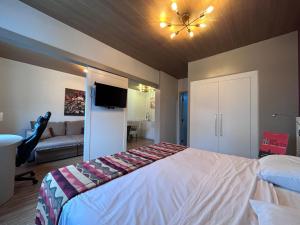 a bedroom with a bed and a living room at Flat de Luxo no Quality Hotel no coração de Alphaville in Barueri