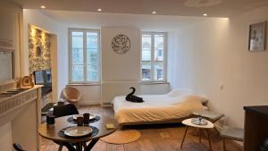 a room with a bed with a black swan on it at L'été sans fin in Bellac