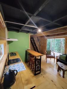 a room with a kitchen and a table in a house at Refugió Chaicura in Notuél