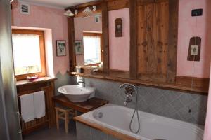 un baño con bañera y lavabo en Hotel Cime Bianche, en Breuil-Cervinia