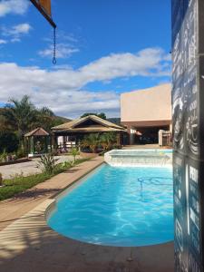 a swimming pool in front of a building at Casa ampla e completa para você e sua família in Soledade de Minas