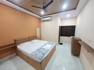 a bedroom with a bed and a ceiling fan at The Rasoi Retreat in Majnān