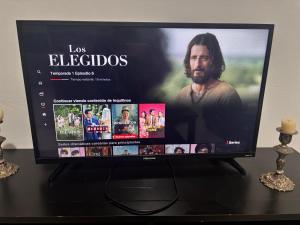 a flat screen tv sitting on top of a table at Casa amplia in Ciudad Juárez