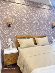 a bedroom with a bed and a wall mural at Acogedorapartamento entre montañas in Pedro Brand