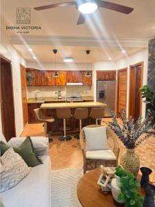 a kitchen and living room with a couch and a table at Acogedorapartamento entre montañas in Pedro Brand