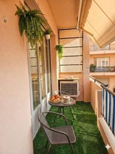a small balcony with a table and chairs on a balcony at Studio Bulle de Rêve à deux pas du Port in Nice