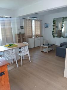 a living room with a table and chairs and a couch at Cocoon apartment with garden, quiet in Simpson Bay