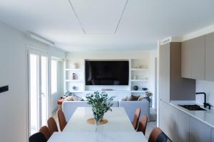 a dining room with a white table and chairs at El Secreto de Sandindere in Busturia