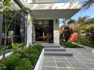 an entrance to a house with a glass door at Windy Beach House 1 in Ấp Bình Tú