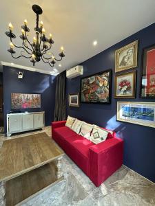 a living room with a red couch and blue walls at Windy Beach House 1 in Ấp Bình Tú