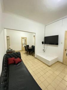 a living room with a couch and a flat screen tv at Marías in Resistencia