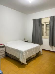a bedroom with a bed and a window at Marías in Resistencia