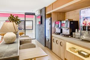 a coffee shop with a counter and a table at B&B HOTEL Tarragona Centro Urbis in Tarragona