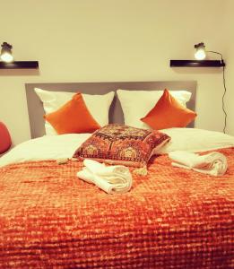 a bed with two towels on top of it at Chillout Zone Neuss - Apartment mit Balkon in Neuss +10 photos