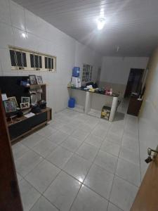 a room with a large tile floor in a room at Casa moto gp in Goiânia