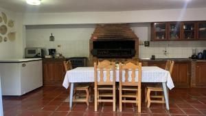 a kitchen with a table with chairs and an oven at Quinta Arce - Refugio Natural in Trinidad
