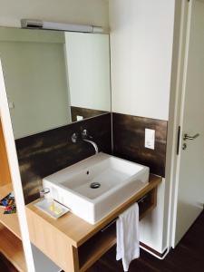 厄赫林根的住宿－厄林根克羅內啤酒賓館，浴室设有白色水槽和镜子