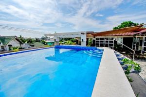 ein großes Schwimmbecken vor einem Gebäude in der Unterkunft ECL Resort Hotel Boracay in Boracay