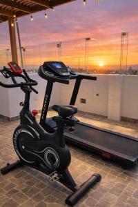 a treadmill in a gym with a sunset in the background at LAS GAVIOTAS DE PARACAS in Paracas