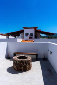 a bench sitting on the side of a building at Montepinar Acosta Suites in Mazamitla