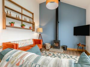 a living room with a couch and a fire place at Kinder in Mellor