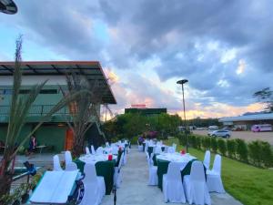 a group of tables with white and green table settings at Keeree at chiewlarn in Ban Tha Khun