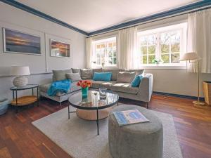 a living room with a couch and a table at Schroeders-Haus-Mitte in Kampen +1 photo