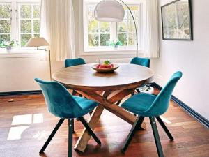 a dining room table with chairs and a bowl of fruit on it at Schroeders-Haus-Mitte in Kampen
