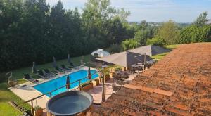 an overhead view of a pool with chairs and umbrellas at Villa Fonte in Ferrere