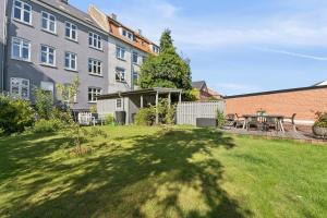 a large yard with a table and a building at Kiko in Horsens