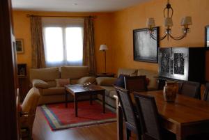 a living room with a couch and a table at Torres de Vallibierna 7 in Anciles