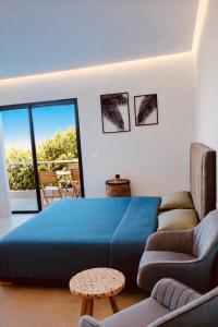a living room with a blue bed and a couch at Villa de luxe piscine chauffée & Jacuzzi & Petit déjeuner in Fez +33 photos
