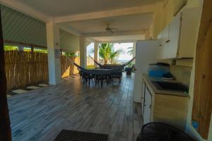 a kitchen and dining room with a table and chairs at Ocean Paradise in Barra de Santiago