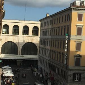 un bâtiment situé dans une rue en face d'un bâtiment dans l'établissement Hotel Gabriele, à Rome