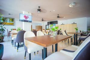 a dining room with a table and chairs at Neo Hotel Pattaya in Jomtien Beach