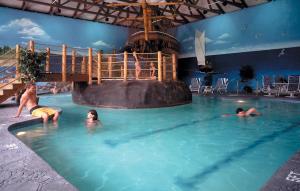 grupa ludzi pływających w basenie w obiekcie John Carver Inn & Spa w mieście Plymouth