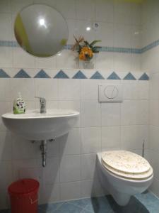 クリンゲンタールにあるFerienhaus Gampeのバスルーム(洗面台、トイレ、鏡付)