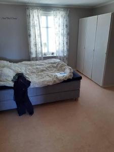 a bedroom with a bed and a window at Workers Stay - Furnished Housing Umeå Sweden in Klabböle