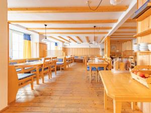 a dining room with wooden tables and chairs at Stadthotel Augsburger Hof in Landsberg am Lech