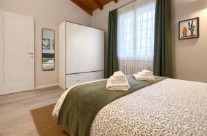 a bedroom with a large bed with towels on it at Ca' Dei Coppi in Solignano Nuovo