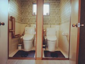 a bathroom with two toilets in a room at SAMURISE DARUMA in Fujiyoshida +32 photos